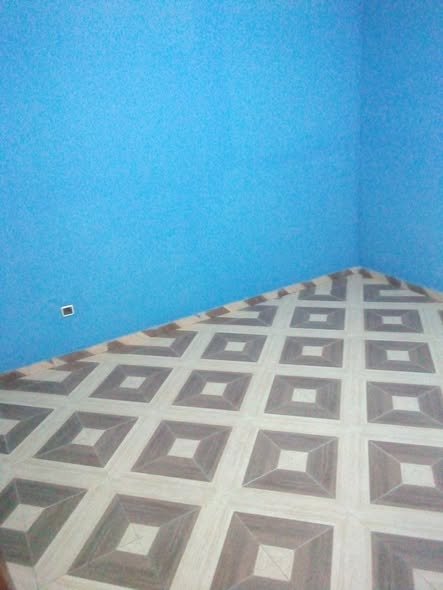 Appartement cosy d'une pièce avec salon et sanitaires modernes