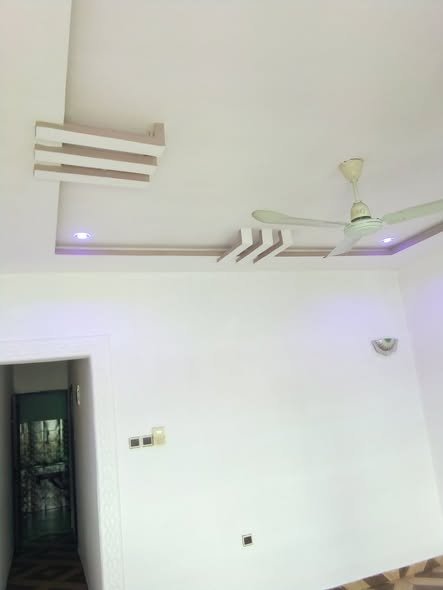 Appartement cosy d'une pièce avec salon et sanitaires modernes