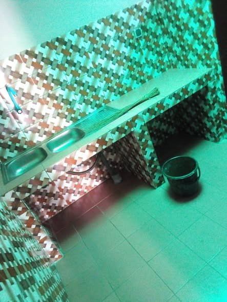 Appartement cosy d'une pièce avec salon et sanitaires modernes