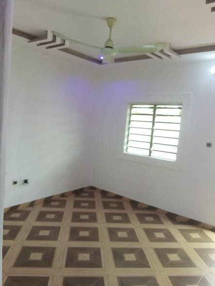 Appartement cosy d'une pièce avec salon et sanitaires modernes