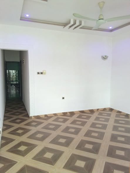 Appartement cosy d'une pièce avec salon et sanitaires modernes