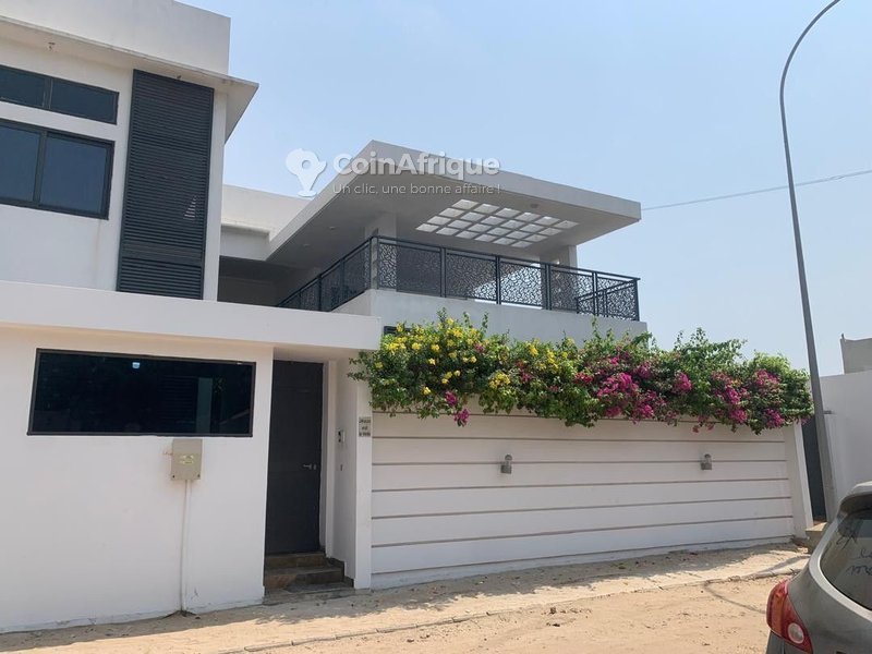 Villa luxueuse de 8 pièces avec titre foncier sécurisé