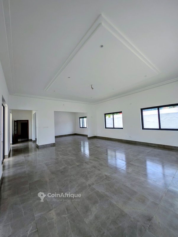 Villa luxueuse de 7 pièces avec grand jardin et garage spacieux