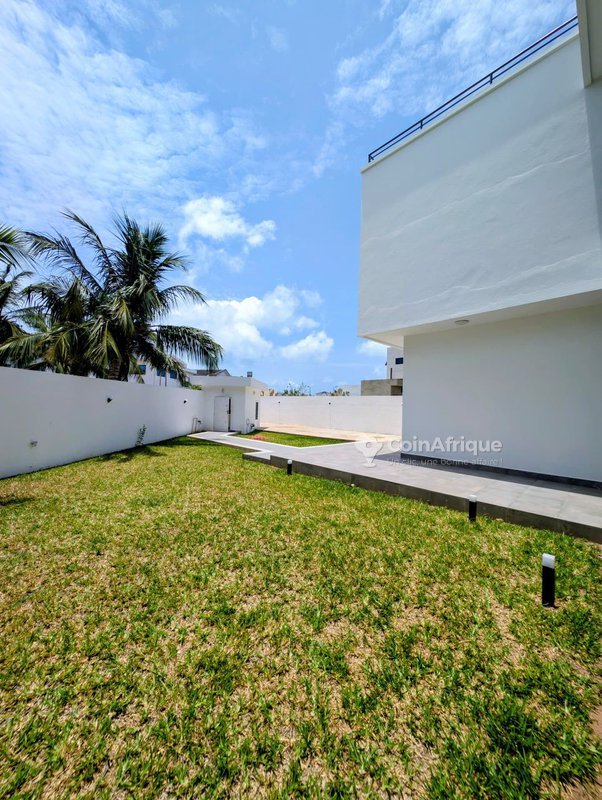 Villa luxueuse de 7 pièces avec grand jardin et garage spacieux