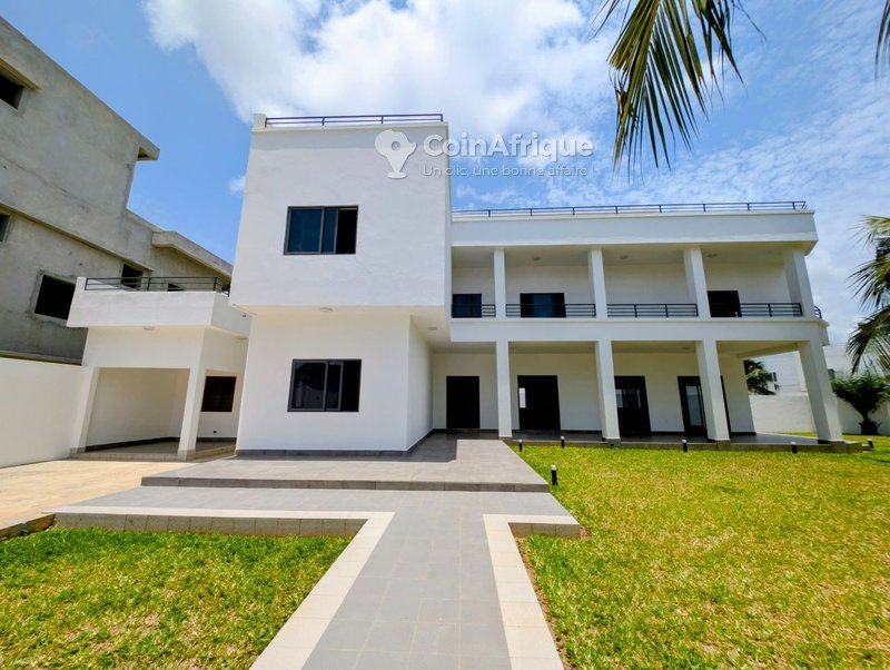 Villa luxueuse de 7 pièces avec grand jardin et garage spacieux