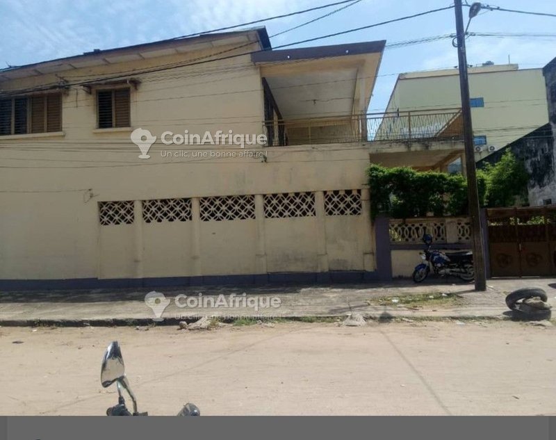 Immeuble spacieux de 800 m² avec titre foncier personnel en position stratégique