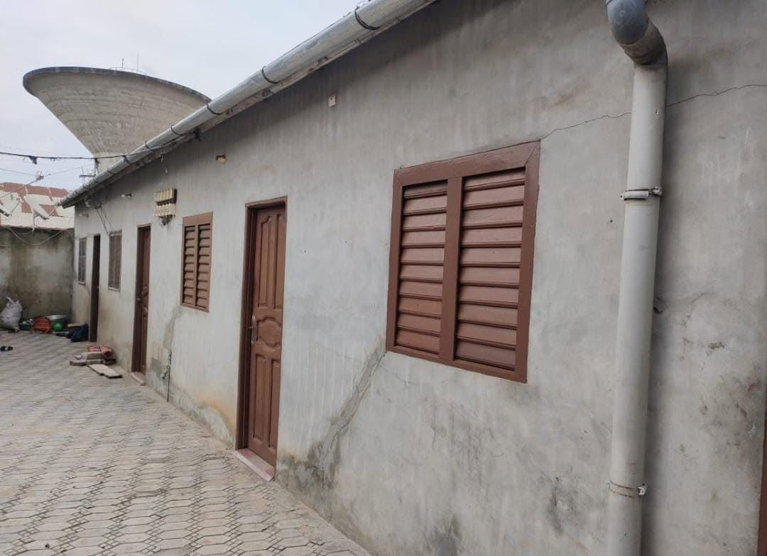 Maison locative mixte de 6 chambres avec revenus locatifs immédiats et emplacement commercial stratégique