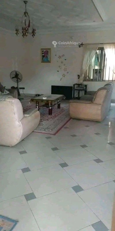 Villa luxueuse de 3 pièces avec garage spacieux et espace vert