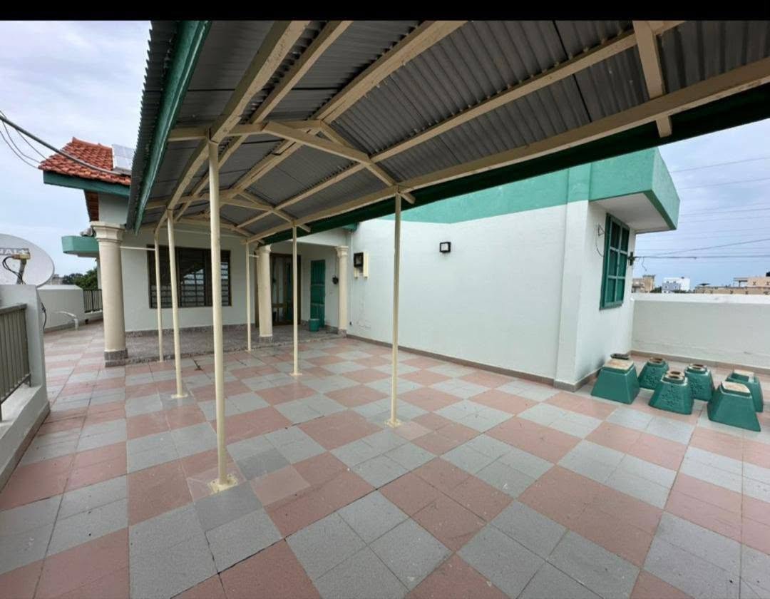 Immeuble de treize pièces avec terrasses privées et emplacements de parking