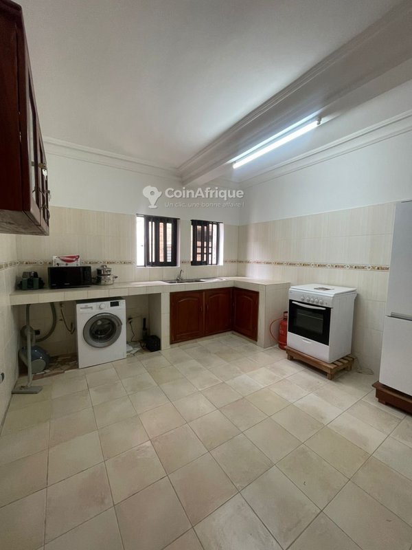 Appartement meublé de 3 pièces avec climatisation et balcon spacieux