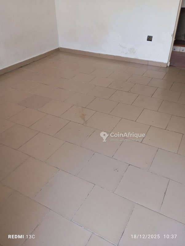 Appartement cosy d'une pièce avec placard intégré