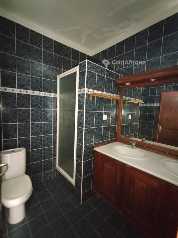 Villa duplex de 3 pièces avec grande terrasse et cour spacieuse en architecture française