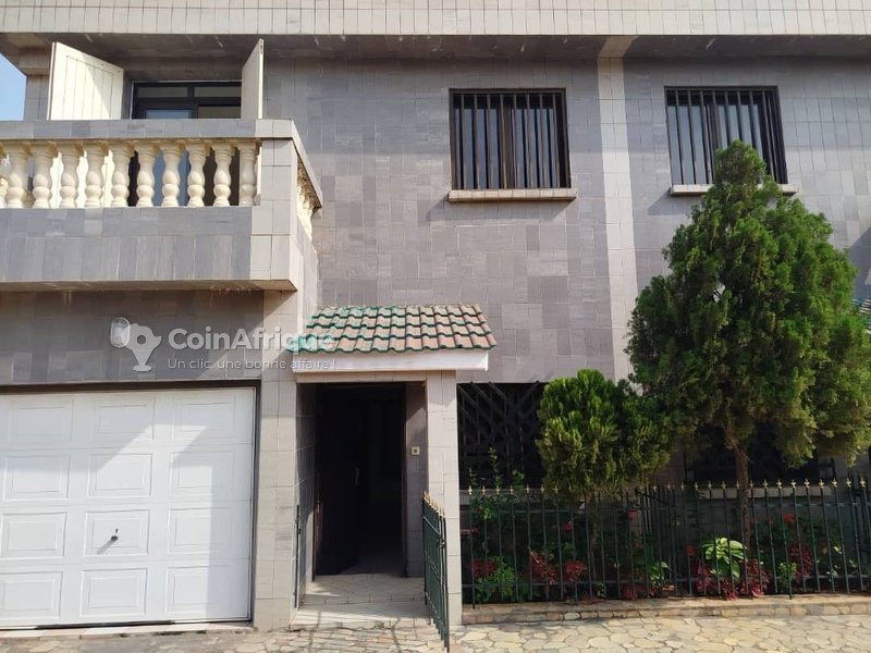 Villa duplex de 3 pièces avec grande terrasse et cour spacieuse en architecture française