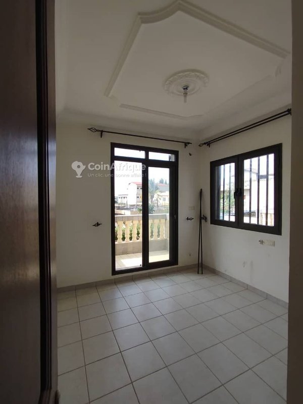 Villa duplex de 3 pièces avec grande terrasse et cour spacieuse en architecture française