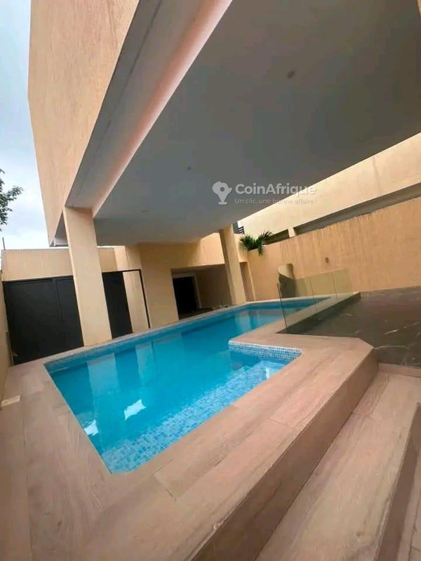 Villa luxueuse de 4 chambres avec piscine privée et terrasses spacieuses