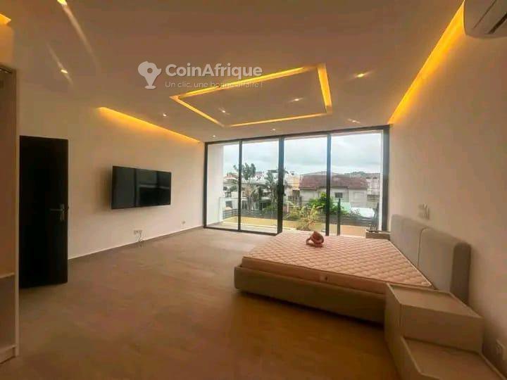 Villa luxueuse de 4 chambres avec piscine privée et terrasses spacieuses