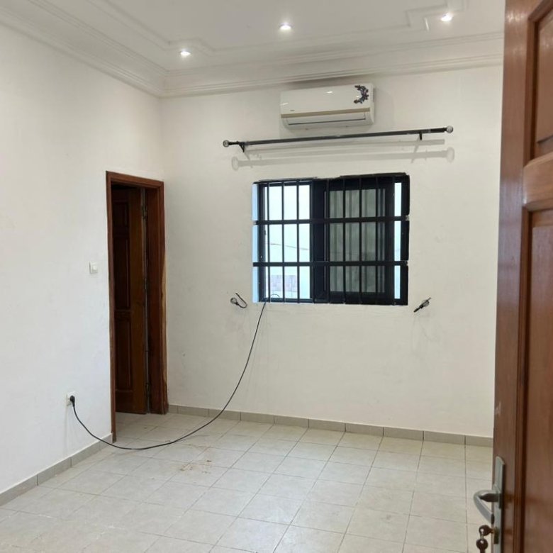Villa luxueuse de 4 chambres avec climatisation et accès véhicule dans un quartier résidentiel