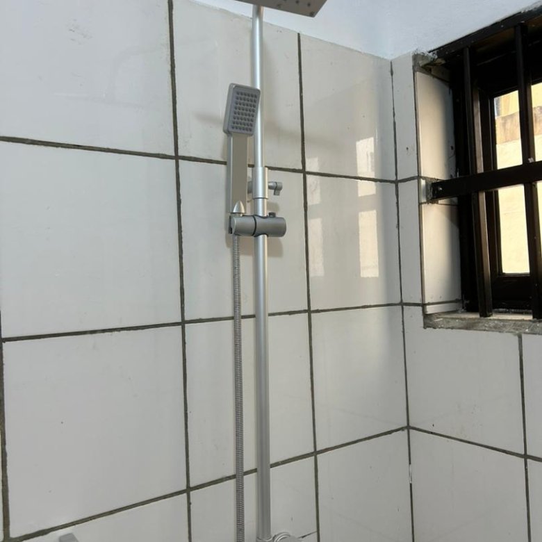 Villa luxueuse de 4 chambres avec climatisation et accès véhicule dans un quartier résidentiel