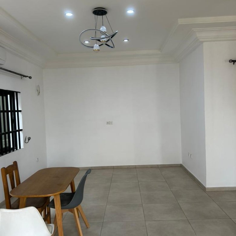 Villa luxueuse de 4 chambres avec climatisation et accès véhicule dans un quartier résidentiel