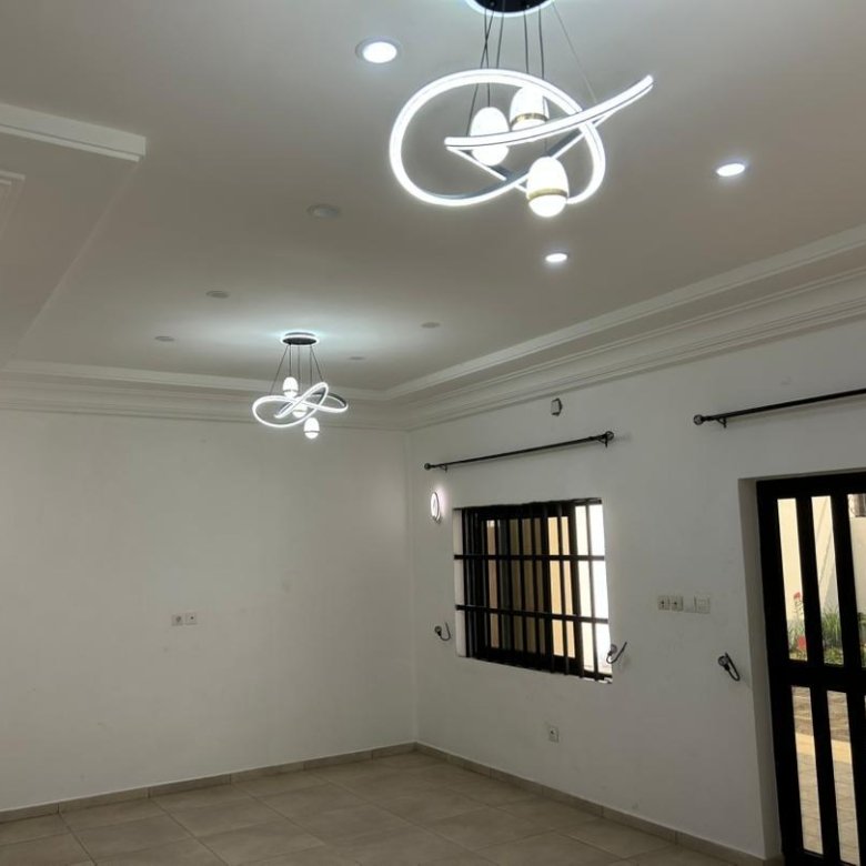 Villa luxueuse de 4 chambres avec climatisation et accès véhicule dans un quartier résidentiel