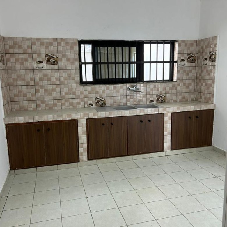 Villa luxueuse de 4 chambres avec climatisation et accès véhicule dans un quartier résidentiel