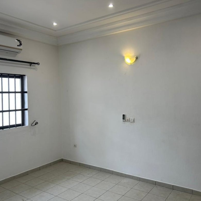 Villa luxueuse de 4 chambres avec climatisation et accès véhicule dans un quartier résidentiel