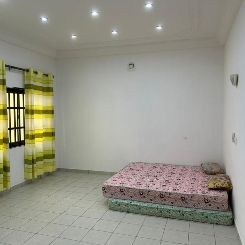 Villa luxueuse de 4 chambres avec climatisation et accès véhicule dans un quartier résidentiel