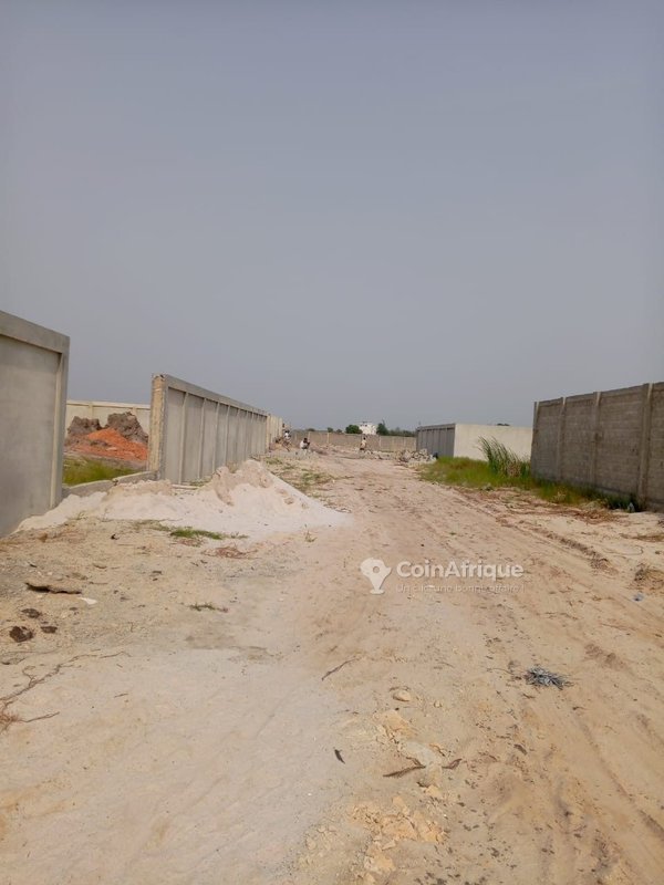 Terrain résidentiel viabilisé avec titre foncier - 350 m² dans un quartier calme et exclusif