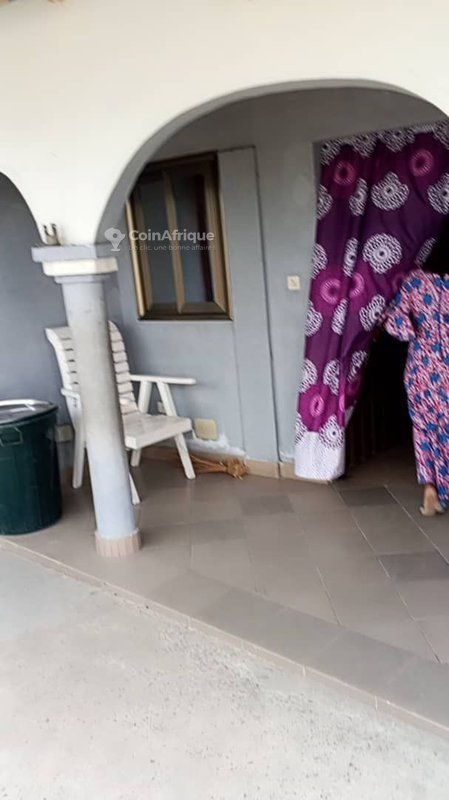 Maison spacieuse de 2 pièces avec magasin et puits à proximité d'un établissement scolaire