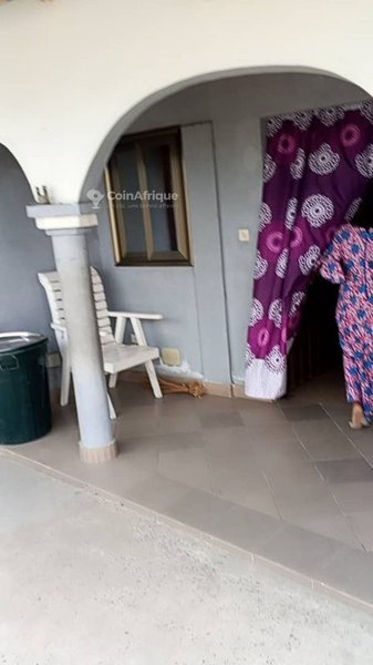 Maison spacieuse de 2 pièces avec magasin et puits à proximité d'un établissement scolaire