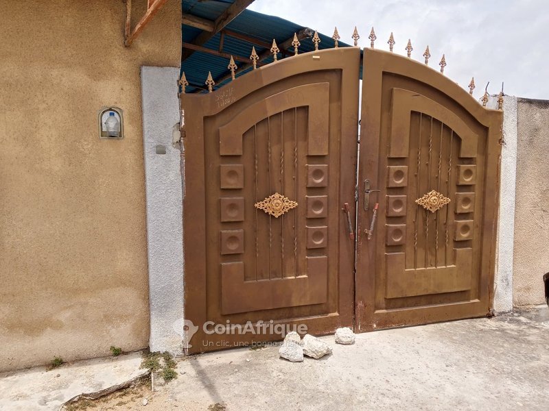 Maison spacieuse de 2 pièces avec magasin et puits à proximité d'un établissement scolaire