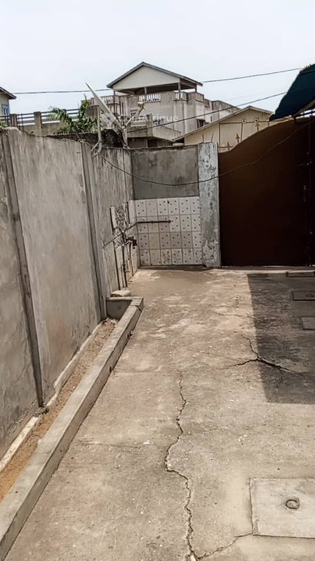 Maison spacieuse de 2 pièces avec magasin et puits à proximité d'un établissement scolaire