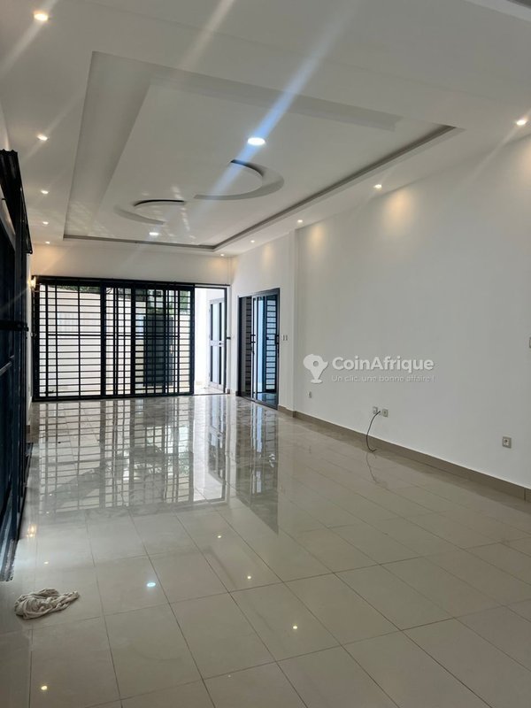 Villa Duplex de 6 Pièces avec Terrasse et Sécurité Privée