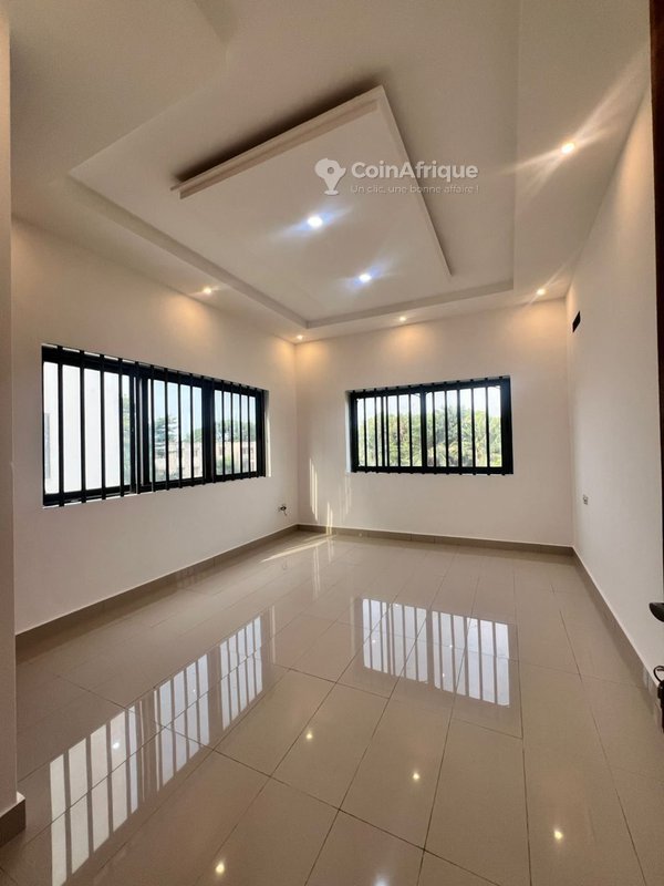 Villa Duplex de 6 Pièces avec Terrasse et Sécurité Privée