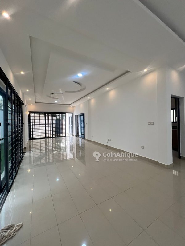 Villa Duplex de 6 Pièces avec Terrasse et Sécurité Privée