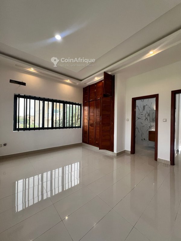 Villa Duplex de 6 Pièces avec Terrasse et Sécurité Privée