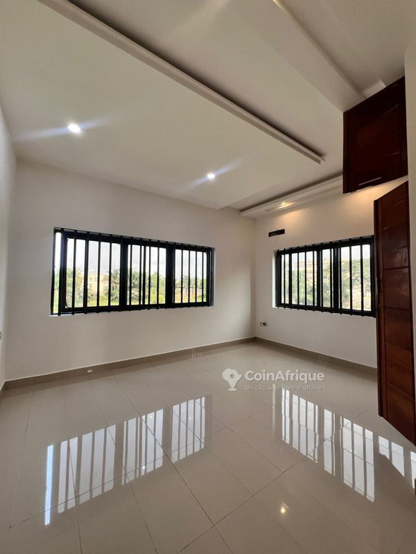 Villa Duplex de 6 Pièces avec Terrasse et Sécurité Privée