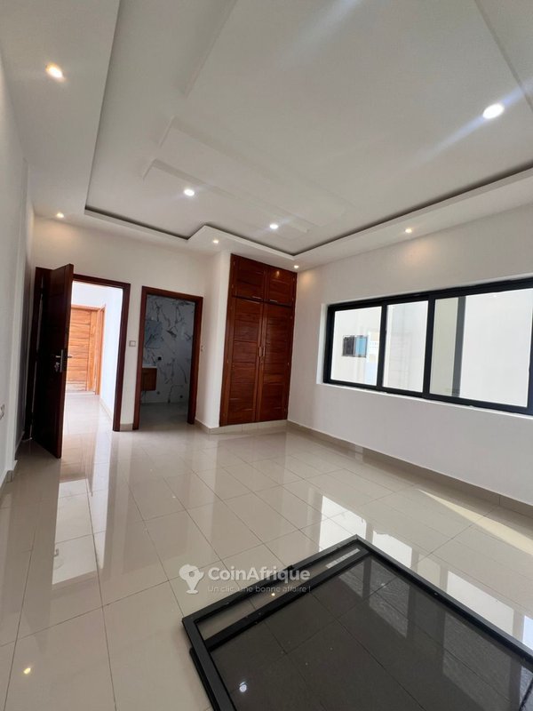 Villa Duplex de 6 Pièces avec Terrasse et Sécurité Privée