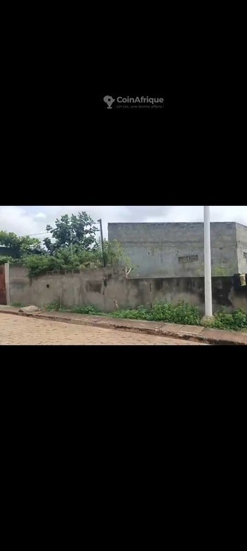 Maison locative inachevée de 8 pièces avec titre foncier personnel