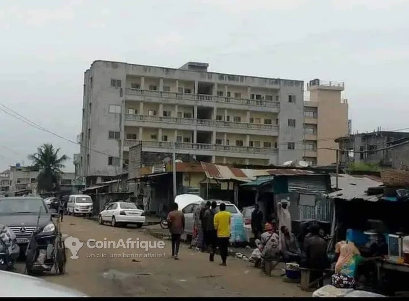 Immeuble locatif R+4 avec 20 appartements, garage et hangar de stockage
