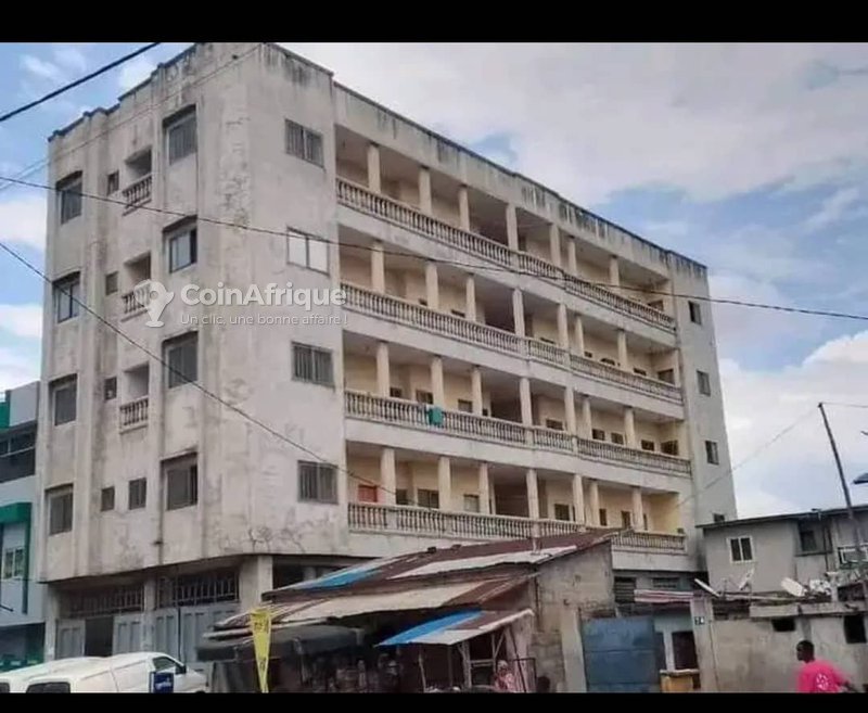 Immeuble locatif R+4 avec 20 appartements, garage et hangar de stockage