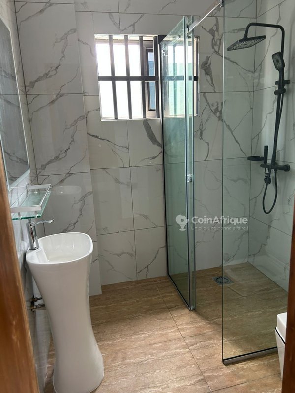 Appartement Meublé de 3 Pièces avec Équipements Modernes et Sécurité Renforcée