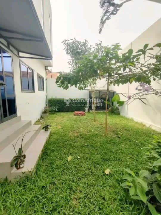 Splendide Villa Duplex de 2 Pièces avec Roof Top et Jardin Entretenu