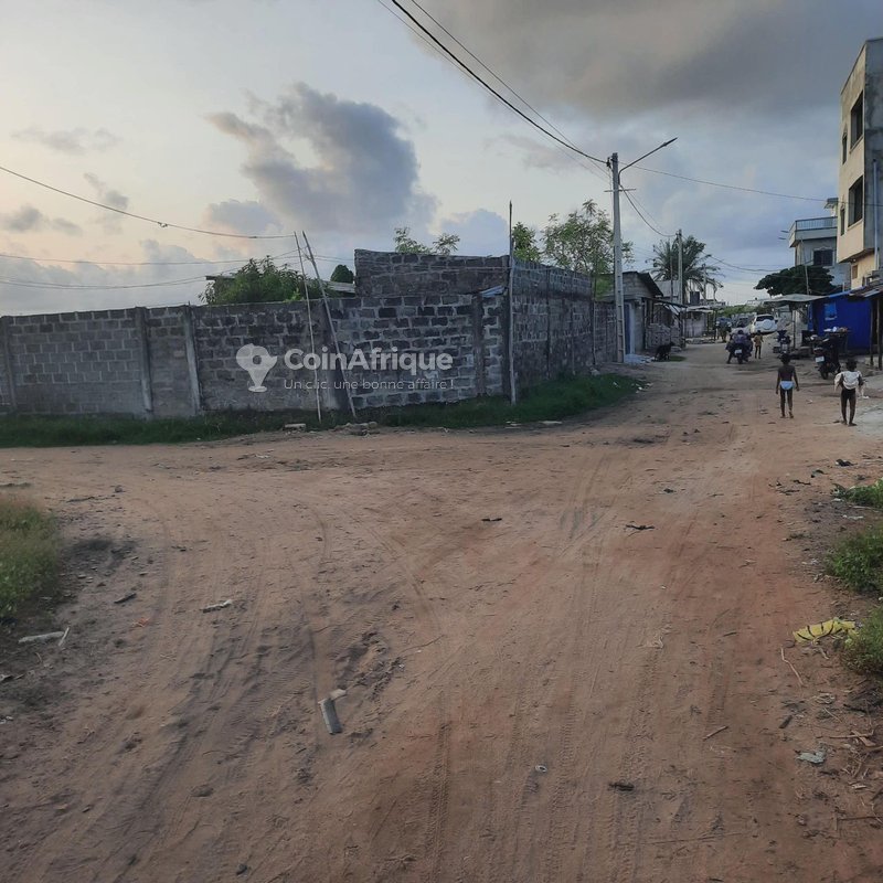 Terrain loti et recasé de 320 m² en bordure de voie asphaltée