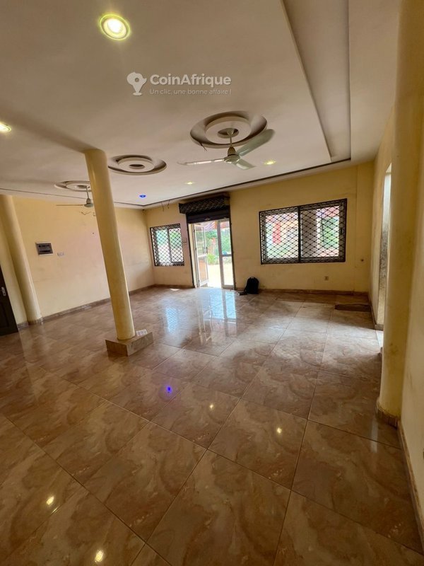 Magasin spacieux avec équipements modernes et sécurité renforcée