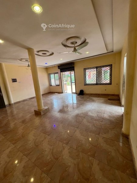 Magasin spacieux avec équipements modernes et sécurité renforcée