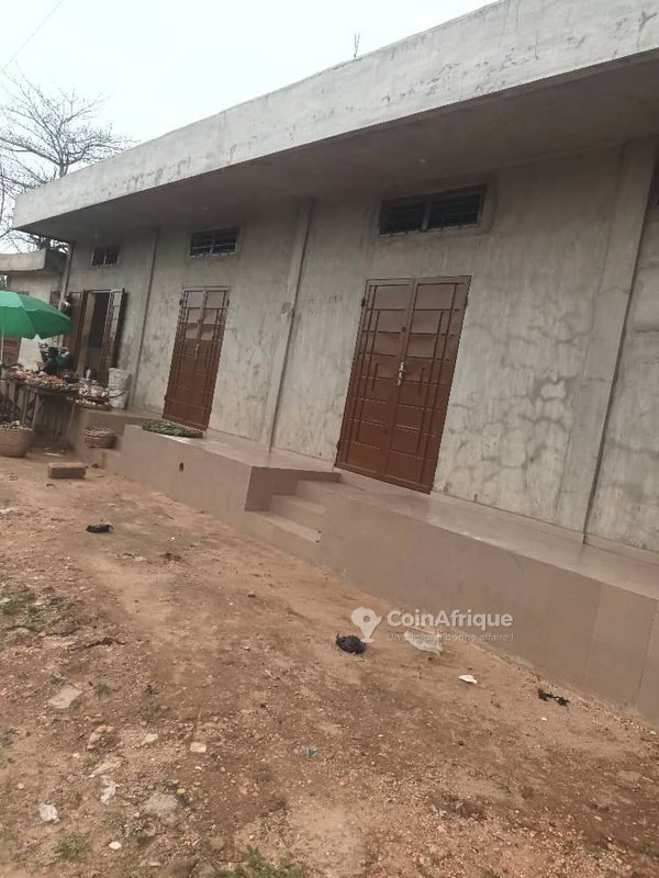 Terrain clôturé avec boutiques sanitaires et guérite – Idéal pour construction future