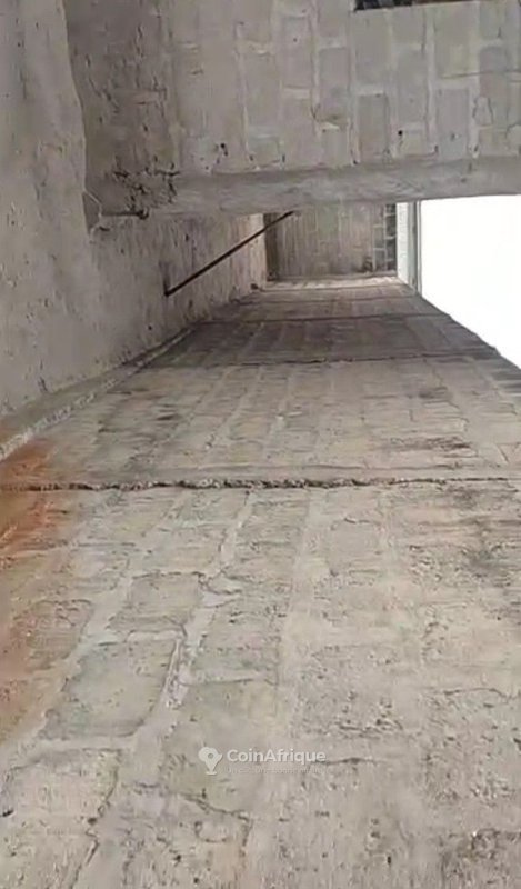 Maison de standing avec 2 chambres et papiers complets en position stratégique