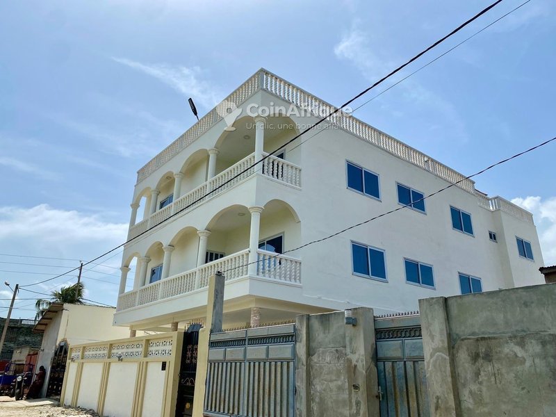 Immeuble R+2 neuf avec emplacement stratégique et grands volumes