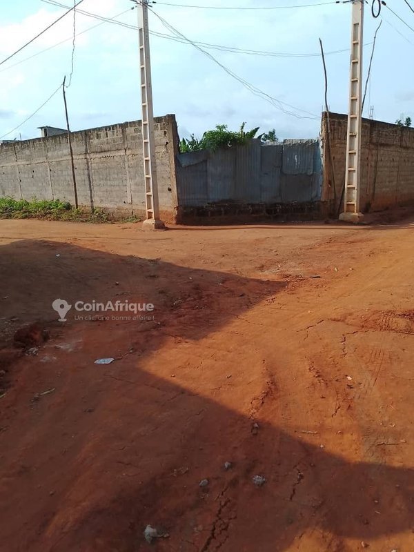 Terrain exceptionnel de 1775 m² avec titre foncier personnel et clôture sur deux angles de rue